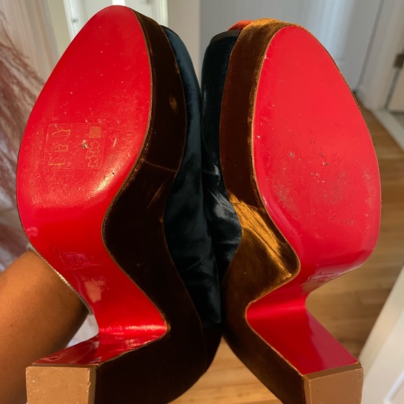 Beautiful velvet platform peep-toe Louboutin. - Picture 3 of 12